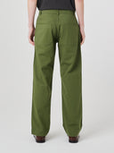 Close-up back view modelling 5021 Uskees men's organic twill coriander-green painter pants highlighting back patch pockets and gradual, narrowing leg.